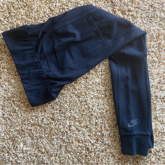 Nike Pants - Nike Sportwear Essential leggings